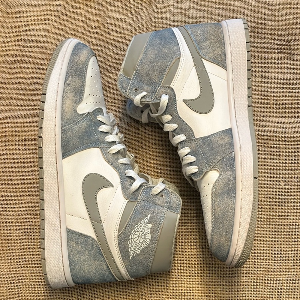 Size 11 Jordan 1 Retro High Hyper Royal Smoke